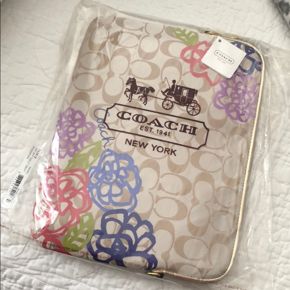 NWT Coach Daisy Gold Tablet Crossbody